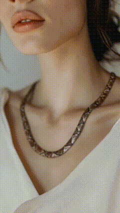 The VIRAL Snake Necklace